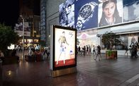Werbungs-freie stehende farbenreiche geführte Anzeigen-Straßen-und Supermarkt-Werbung im Freien