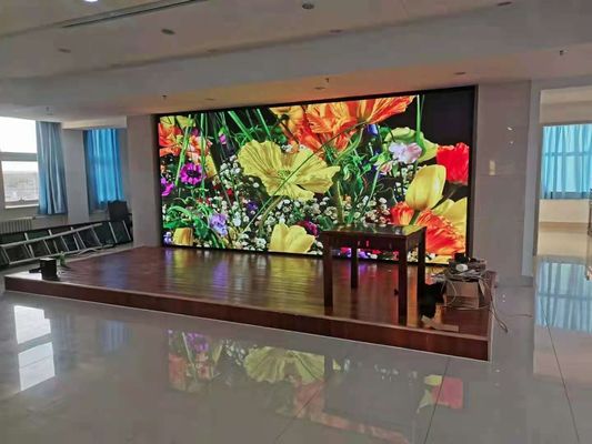 Innenraum-Full-Colour-LED-Display mit SMD2020- und SMD1515-LED-Typen, die für Vermietungsveranstaltungen helle und energetische Beleuchtung bieten