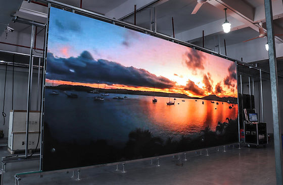 Indoor-Vollfarb-LED-Display mit flexiblen Installationsoptionen und beliebiger Ausrichtung sowie beliebiger Größenverbindungsfähigkeit.