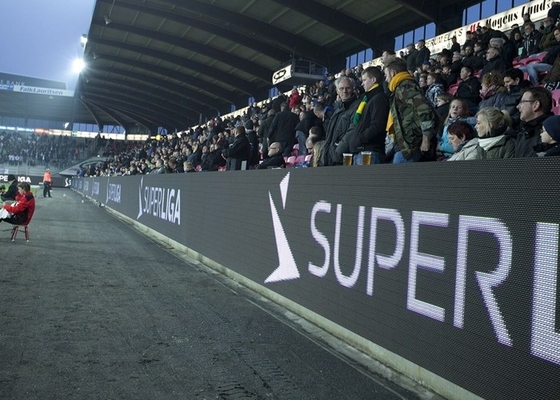 Anti-Kollision Sport Fußball P10 IP65 320x160 LED Werbetafeln