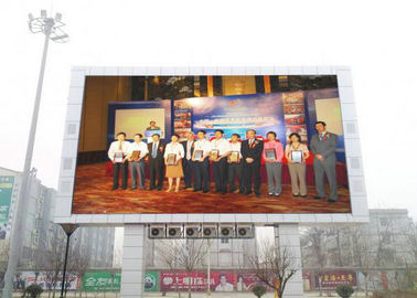 Kurvbildschirm 7500cd/M2 Helligkeit HD Outdoor Full Color LED Display P10 DIP IP 65 Festanlage