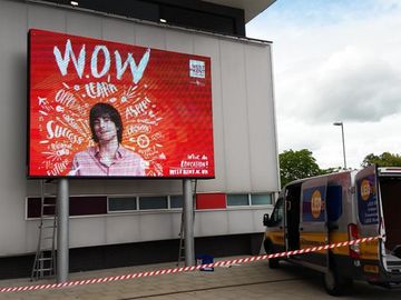 Die-Guss-Aluminium-Bildschirm Eisenbox / Vermietung kommerzielle freistehende Outdoor-Full-Colour-LED-Display für Straßen- und Supermarktwerbung