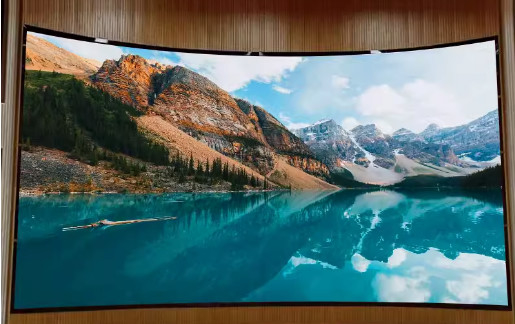Maßgeschneiderte Größe Weichfilmgruppe Werbung Flexible LED Vollfarbbildschirm 4mm Pixel gekrümmter Stahlschrank