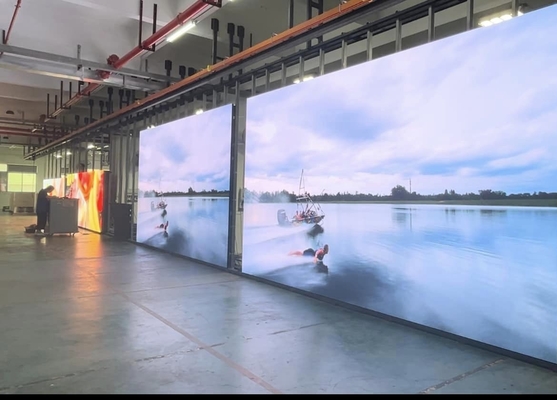 1R1G1B Pixelzusammensetzung Klebstoff An Bord LED-Bildschirm für Ihre Anforderungen Betriebsdauer 50000 Stunden 1500 Bit Helligkeit