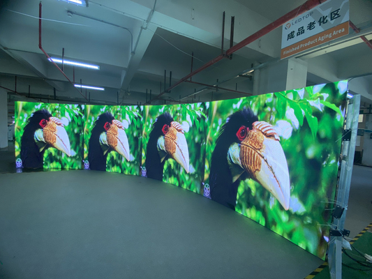 640*640MM Schrankgröße GOB LED-Display Pixelzusammensetzung 1R1G1B und 1500 Bit Helligkeit für eine überlegene Leistung