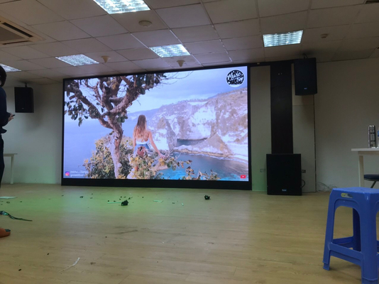 P2 LED-Display mit kleinem Pixel-Pitch, in Innenräumen mit flexiblem LED-Display in voller Farbe, RGB-Bildschirm, Schrank mit 640x640 mm, 1300 nit Helligkeit