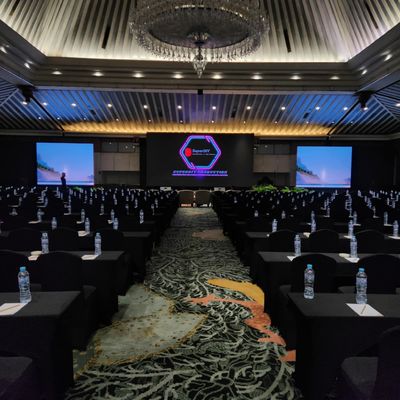 Guter Preis 640*640MM Schrankgröße GOB LED-Display Pixelzusammensetzung 1R1G1B und 1500 Bit Helligkeit für eine überlegene Leistung Online