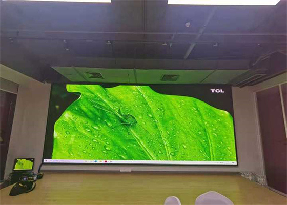 Hohe Dichte P1.25 P2 Indoor LED Wandbildschirm mit 6500K Farbtemperatur und ≥100 Lebensdauer in Druckguss Aluminium Schrank