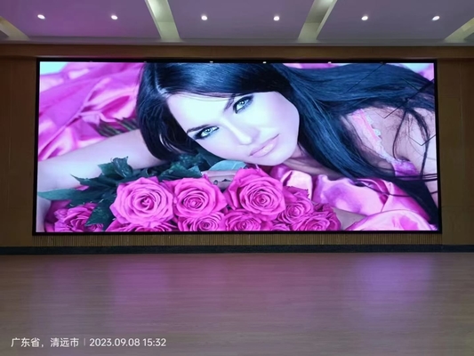 Innenraum-Full-Colour-LED-Display P2.5 mit und Verbrauch zur Vermietung mit superdünnem Schrank und hoher Auffrischungsrate 3840Hz