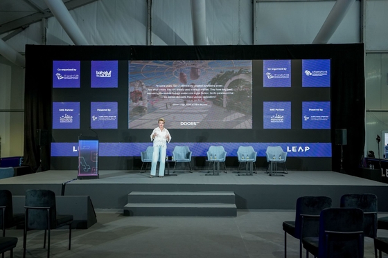 Fabrik-Direktverkäufe Klappbare LED-Plakate P1.25 P1.5 P1.8 P2.5mm Innenbereich GOB Prozess Bodenstehende LED-Plakate Bildschirm