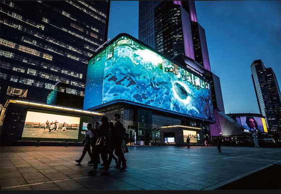 Hochauflösendes Outdoor-P10-Full-Colour-LED-Display mit stabiler Leistung für Fernsehsignale 10mm Pixel Pitch 7000 cd/m2 Helligkeit 16.7 Millionen Farben IP65/IP54 Schutz 800 W/m2 Maximalleistung