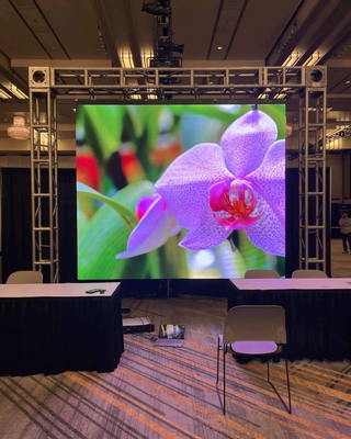 Innenraum-Full-Colour-LED-Display für digitale Marketinglösungen und einfache Installation und Transport mit hoher IP-Bewertung und Pixel-perfekten Bilddetails