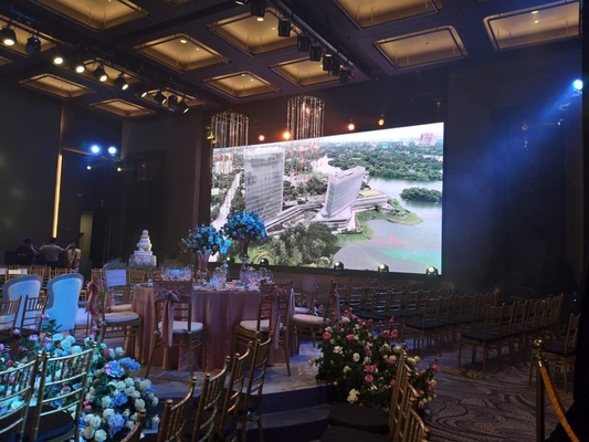 Innenraum-Full-Colour-LED-Display P4 HD Kurvvideowand 62500/m2 RGB 3 in 1 24 Monate