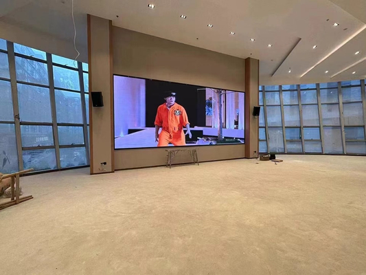 Innenraum-Full-Colour-LED-Display P4 HD Kurvvideowand 62500/m2 RGB 3 in 1 24 Monate