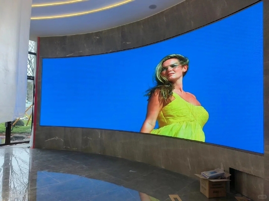 P6 LED-Bildschirm mit gekrümmter Oberfläche LED-Scrolling Display Energieeinsparende flexible Filmgruppe