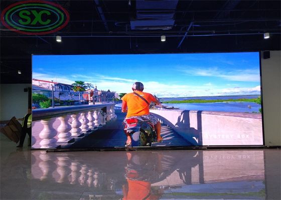 Guter Preis Erlebnisdefinition-Anzeige mit Indoor-SMD-LED-Videoanzeige bei 112896 Pixel/m² Dichte und bestem Betrachtungswinkel 1m-10m Online