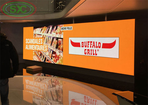 Indoor-Vollfarb-LED-Anzeige mit 3-in-1 SMD 2121 LEDs, die lebendige Bilder und Leistung in verschiedenen Innenräumen bietet.