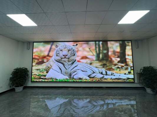Indoor Full Color LED Display 576x576mm mit 3mm Pixel Pitch und 1R1G1B Konfiguration für eine hervorragende Farbgenauigkeit