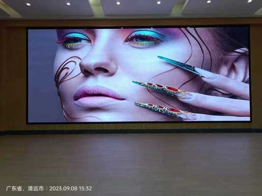 Innenraum-Full-Colour-LED-Display mit hohen Erfrischungsraten von 3840 Hertz für eine flackerfreie und glatte Videoanzeige
