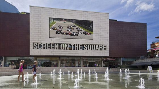 Outdoor Full Color LED Display 8mm Pixel Pitch Hohe Helligkeit 16 Millionen Farben Aluminiumgehäuse IP65 wasserdichte Leinwand