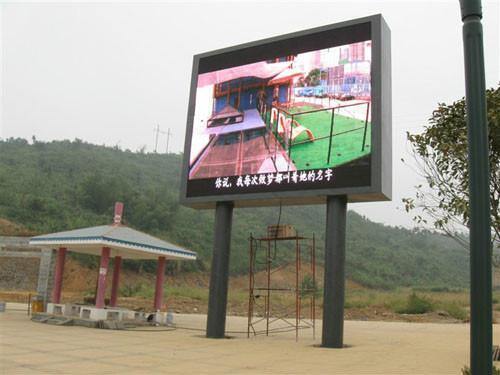 Outdoor P6 Vollfarb-LED-Display mit hoher Helligkeit und weitem Betrachtungswinkel, geeignet für Werbung und öffentliche Informationen