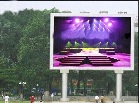 Outdoor P6 Vollfarb-LED-Display mit gebürstetem Stahlgehäuse und IP65-Schutz, geeignet für raue Umgebungen