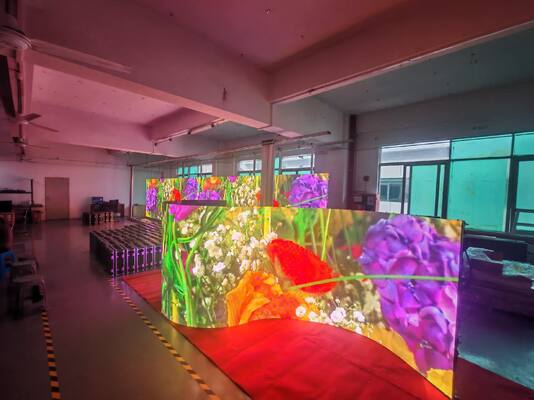 Innenraum p2.5 Vollfarb-LED-Display mit 640x480mm Schrank 3840hz Erneuerungsrate