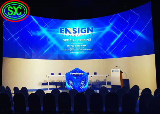 Innen- und Außenwerbung gekrümmter LED-Display Bildschirm IP34 3,91 mm Pixel Pitch gekrümmter LED-Display