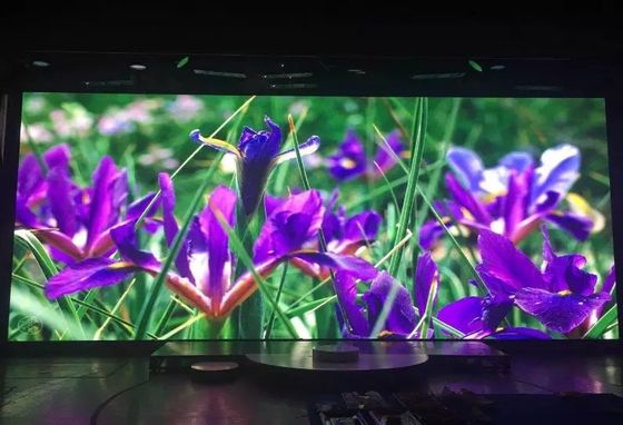 Guter Preis Breiter Blickwinkel Innenraum Vollfarb-LED-Display 4 mm Shopping-Markt Werbebildschirm Online