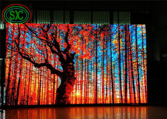 Indoor-Vollfarb-LED-Display, das klare, nicht flackernde Bilder mit hoher Helligkeit liefert und den Industriestandards entspricht.