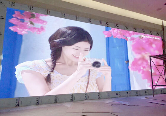 Feine Tonhöhe hohe Auflösung und Helligkeit P1.875 Indoor Giant LED Display Farbwerbung