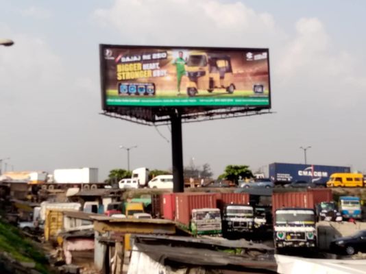 Außenwasserdichtes P10 Werbe-LED-Billboard 50000cd/m2 Helligkeit Schildschirm