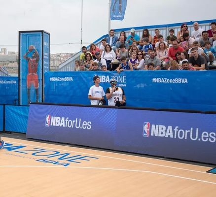 Ultra-klare Ansicht von LED-Werbeanzeigen rund um das Fußballfeld