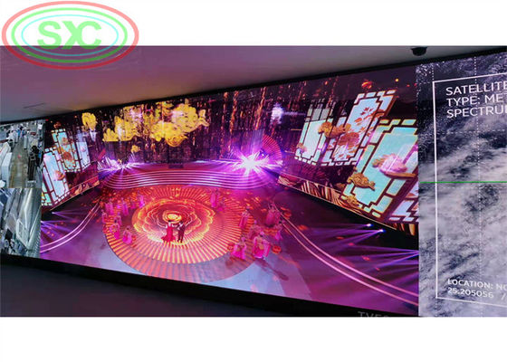 Innenraum-Full-Colour-LED-Display mit 250x250mm-Modulen und 500x1000mm-Schränken, die eine hohe Pixeldichte und Wärmeemission bieten