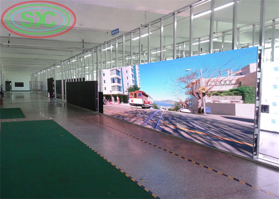 Innenraum-Full-Colour-LED-Display mit 250x250mm-Modulen und 500x1000mm-Schränken, die eine hohe Pixeldichte und Wärmeemission bieten