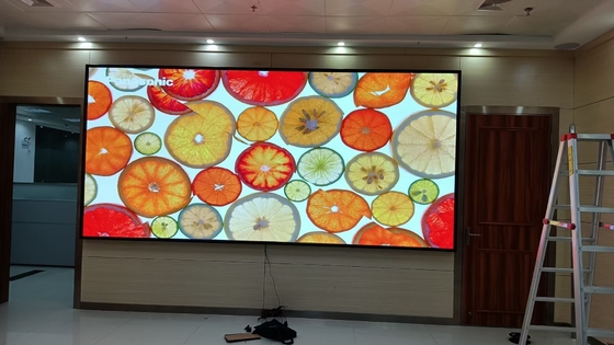 Innenraum-Full-Colour-LED-Display SMD-P3-Technologie 3840Hz Hochfrische 111111 Pixel/m2 und 900cd/m2 Weißabgleich Helligkeit