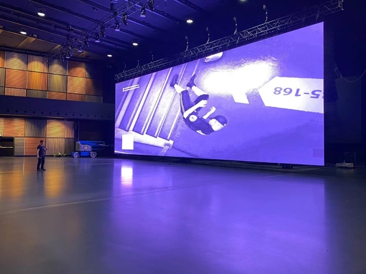 Innenraum-Full-Colour-LED-Display SMD-P3-Technologie 3840Hz Hochfrische 111111 Pixel/m2 und 900cd/m2 Weißabgleich Helligkeit