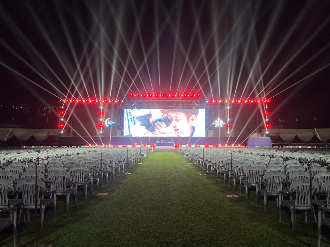 Einfach zu verbinden und zu deinstallieren Outdoor-Full-Colour-LED-Display für Werbung Multimedia-Stadion Bühnenmiete Show und mehr