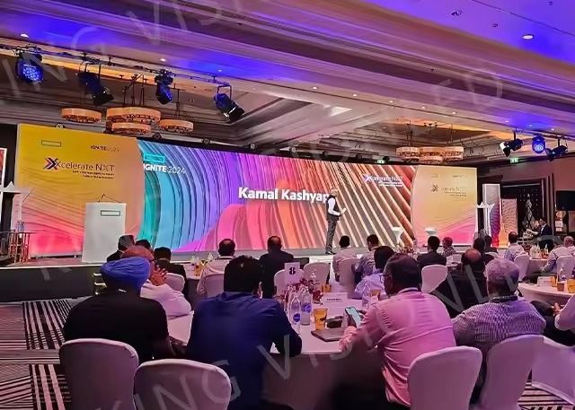 Ideal für Konzerte, Hintergründe, Wettbewerbe, Vermietung von abgehängten LED-Displays, Outdoor-Werbung mit LED-Bildschirmen