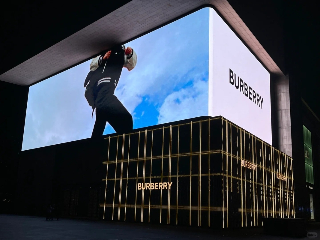 1/20S Fahrmodus Außen-Full-Colour-LED-Display 250000 Punkte/m2 Punktendichte Rgb 3in1 Pixelkonfiguration