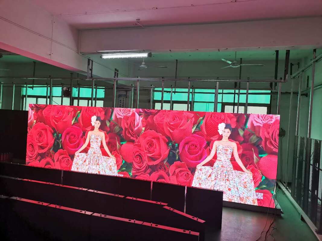 Indoor P2.5 Vollfarb-LED-Display mit fortschrittlichem Helligkeitsmanagement und Farbkalibrierung für ein konsistentes visuelles Erlebnis
