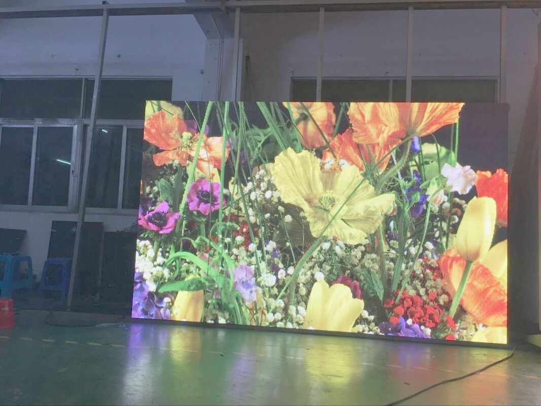 Innenraum-Full-Colour-LED-Display für Werbeveranstaltungen und mehr hohe Dichte P4 Videowand mit fortschrittlicher Steuerungstechnologie und breite Kompatibilität für atemberaubende Visuals