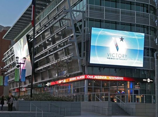 Im Freien führte die Stellung von zwei reparierten Pfosten Anzeige p10 SMD 3535 1/4 programmierbares geführtes Zeichen des Scans