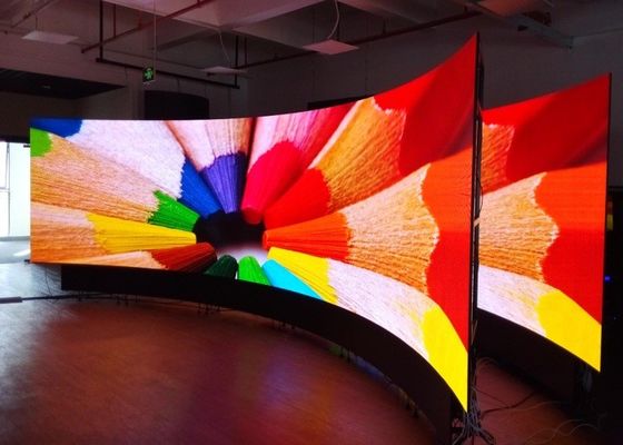Guter Preis 1R1G1B Vermietung Innenwerbung LED-Display 256*128mm Modul 6500cd/m2 Helligkeit Online