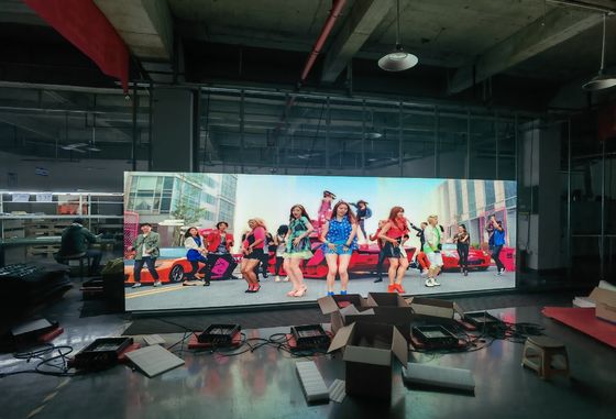 Innenraum P3 Vollfarb-LED-Bildschirm 576x576mm Schrank für Werbung, 3840hz Erfrischungsrate, 1000nit Helligkeit, kann gekrümmt