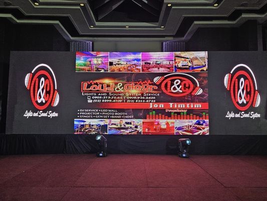 Hochauflösendes LED-Display mit 1000 cd/m² Helligkeit und 640.000 Bildpunkten/m² Dichte