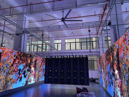 Innenraum-Full-Colour-LED-Display P4 HD Kurvvideowand 62500/m2 RGB 3 in 1 24 Monate