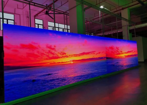 Guter Preis 3 Periode Innenraum Vollfarb-LED-Display mit 112896 Punkte/m2 Dichte und 250*250mm Modulgröße Online