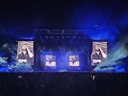 Outdoor Full Color LED Display P10 LED-Bildschirm hochauflösendes Bild für Einkaufszentren Flughafen Ausstellungshalle usw.