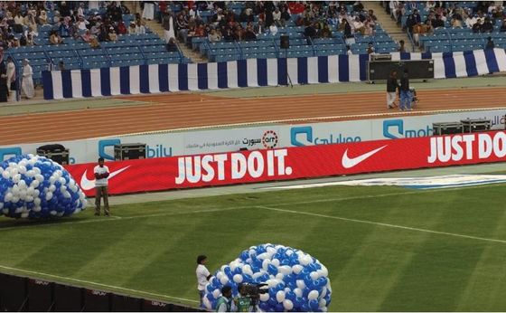 Guter Preis Pixel-Auflösung 40000Pixel/m2 Stadium-LED-Display mit hohem Kontrastverhältnis 5000 1 und Helligkeit ≥6500cd/m2 Online
